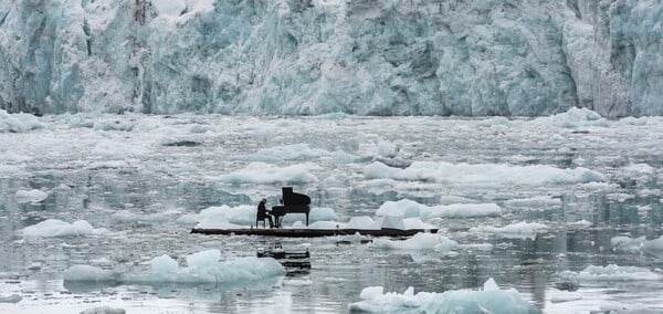 Ο διεθνούς φήμης πιανίστας Ludovico Einaudi στη μέση του Αρκτικού Ωκεανού