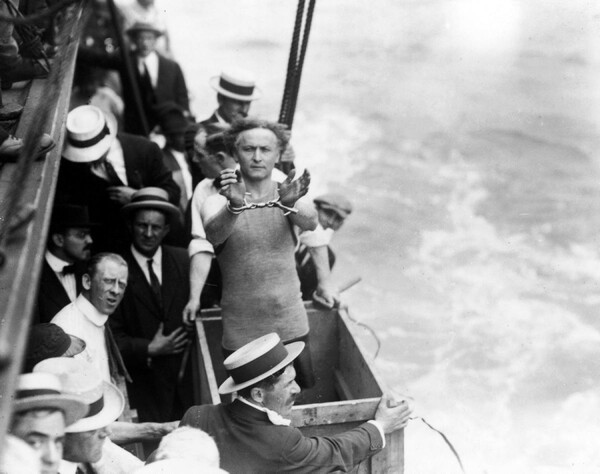 Η τέχνη της απόδρασης του Houdini και η τέχνη της απομόνωσης της Emily Dickinson.
