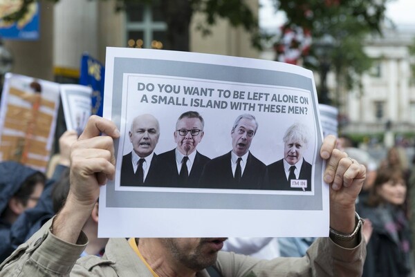 Mε Αdele και Beyonce διαδήλωσαν στο Λονδίνο κατά του Brexit - Tα ευφάνταστα πλακάτ κατά του Brexit