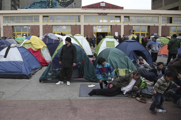 Δεν θέλουν να αφήσουν τον Πειραιά οι πρόσφυγες - Κανείς δεν μπήκε στα λεωφορεία σήμερα