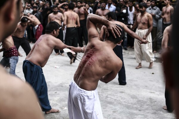 Η Ασούρα στον Πειραιά - Η τελετή του αιματηρού αυτομαστιγώματος των Σιιτών μουσουλμάνων