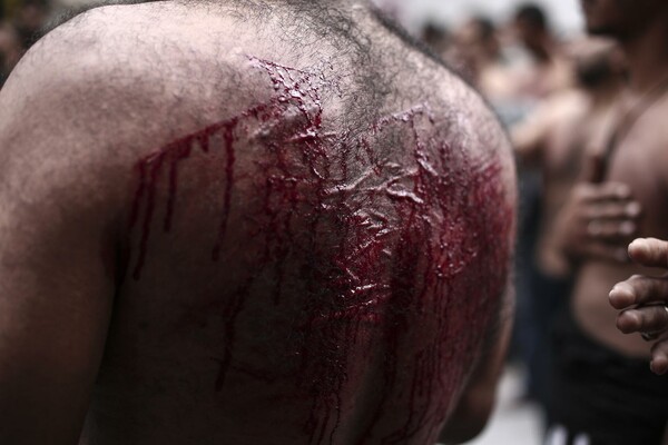 Η Ασούρα στον Πειραιά - Η τελετή του αιματηρού αυτομαστιγώματος των Σιιτών μουσουλμάνων