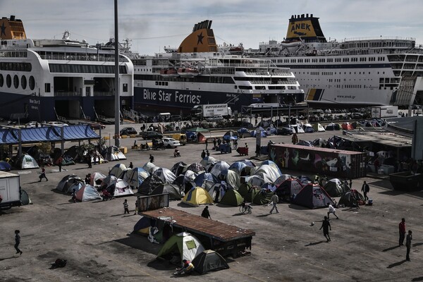 Καθυστερήσεις και ασφυξία στον Πειραιά - Στους 5.800 ανέρχονται πλέον οι πρόσφυγες στο λιμάνι