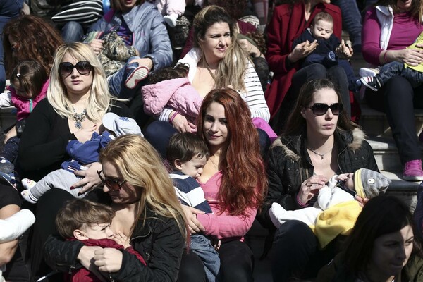 Δεκάδες μαμάδες θήλασαν στο Ζάππειο δημόσια τα παιδιά τους