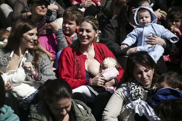 Δεκάδες μαμάδες θήλασαν στο Ζάππειο δημόσια τα παιδιά τους