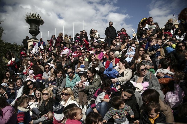 Δεκάδες μαμάδες θήλασαν στο Ζάππειο δημόσια τα παιδιά τους