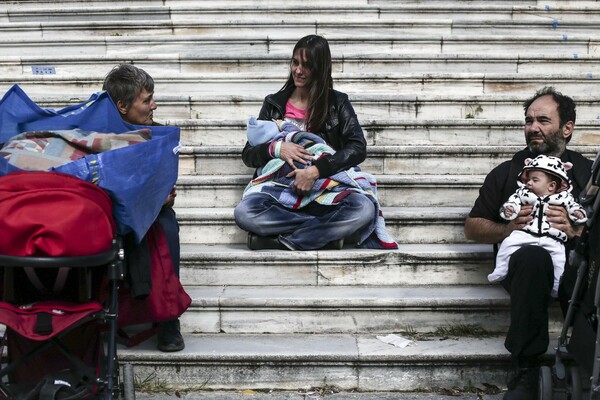 Δεκάδες μαμάδες θήλασαν στο Ζάππειο δημόσια τα παιδιά τους