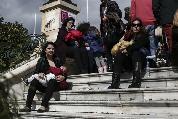 Δεκάδες μαμάδες θήλασαν στο Ζάππειο δημόσια τα παιδιά τους