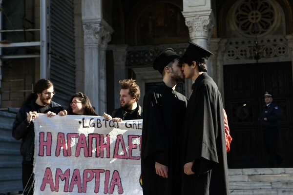 Φιλιά διαμαρτυρίας και αντιδράσεις έξω από την Μητρόπολη στην Αθήνα