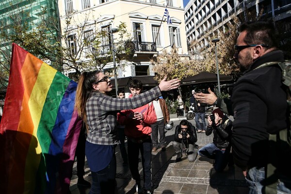 Φιλιά διαμαρτυρίας και αντιδράσεις έξω από την Μητρόπολη στην Αθήνα