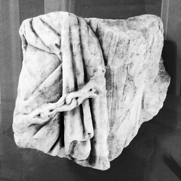 Η τέχνη της απόδρασης του Houdini και η τέχνη της απομόνωσης της Emily Dickinson.