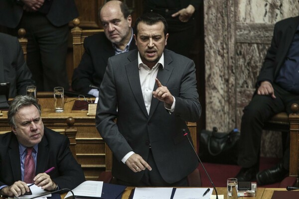 Σύγκρουση στη Βουλή για τα κανάλια - Πυρά από την αντιπολίτευση σε Παππά και Τσίπρα για την τροπολογία