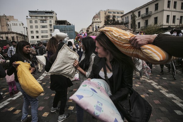 Αθηναίοι και Θεσσαλονικείς μάχονται με μαξιλάρια για την Παγκόσμια Ημέρα Μαξιλαροπόλεμου