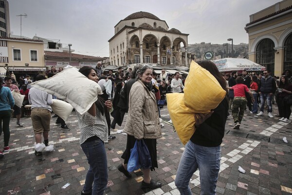Αθηναίοι και Θεσσαλονικείς μάχονται με μαξιλάρια για την Παγκόσμια Ημέρα Μαξιλαροπόλεμου