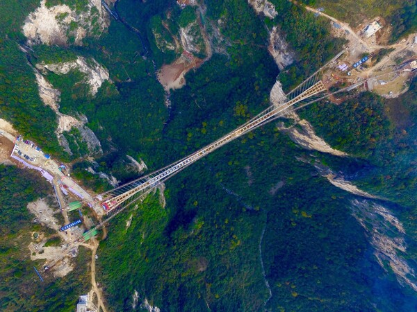 Oι Κινέζοι ετοιμάζονται για τα εγκαίνια της μεγαλύτερης και πιο τρομακτικής γυάλινης γέφυρας του κόσμου