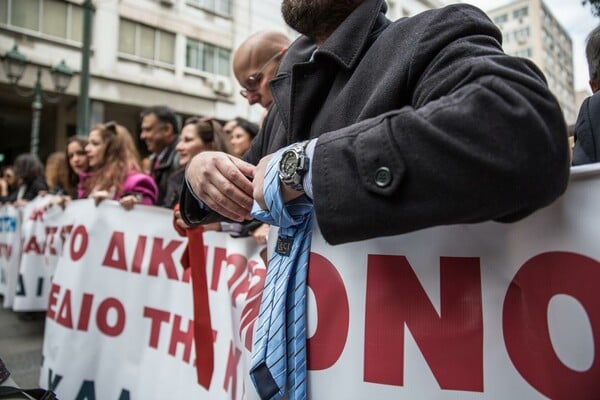 Μαζική η συμμετοχή στην πιο καλοντυμένη πορεία που έγινε ποτέ