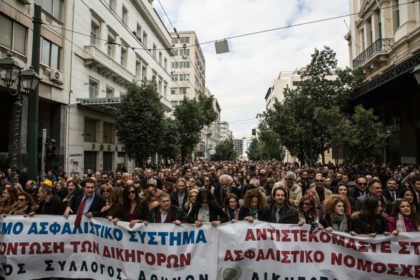 Μαζική η συμμετοχή στην πιο καλοντυμένη πορεία που έγινε ποτέ