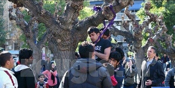 Μετανάστες αποπειράθηκαν να κρεμαστούν στην πλ. Βικτωρίας (updated)