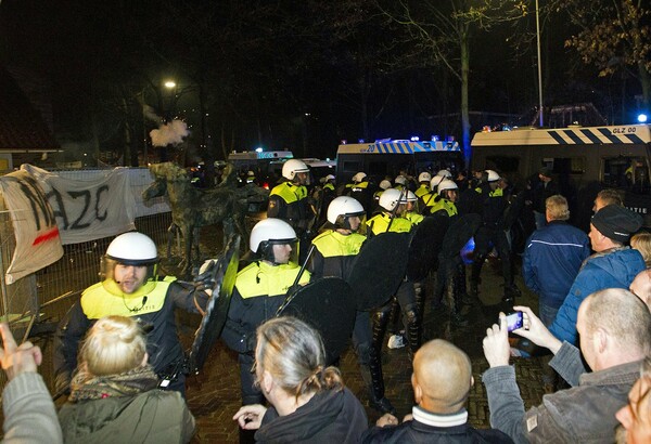 Σκηνές πολέμου στην Ολλανδία - Άγρια επεισόδια σε διαδήλωση κατά των κέντρων προσφύγων