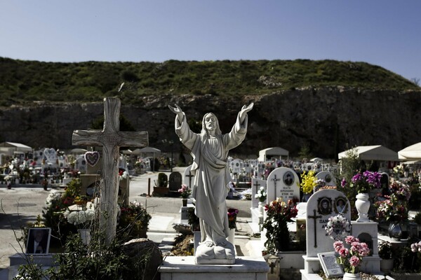 37χρονος σκοτώθηκε μέσα στο νεκροταφείο-Του έπεσε μαρμάρινο καντήλι στο κεφαλι