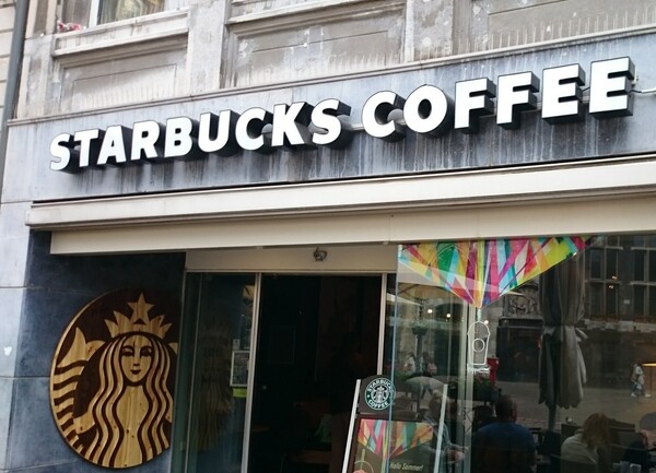 Η Starbucks κλείνει προσωρινά όλα τα καταστήματά της στο Βέλγιο