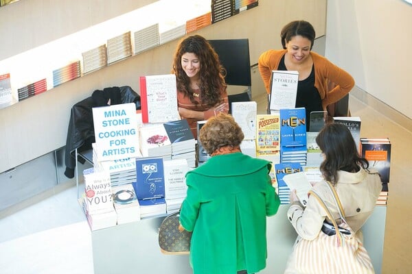 Ένας Έλληνας Νάρκισσος καθρεφτίζεται στους ουρανοξύστες της Νέας Υόρκης