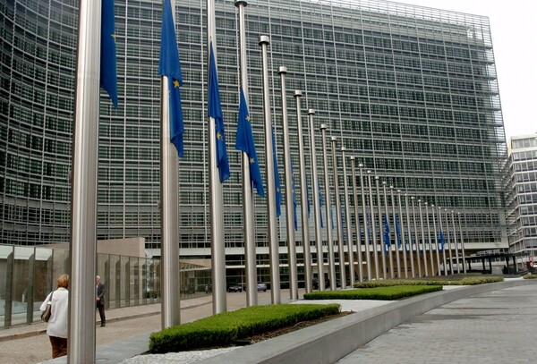 H Kομισιόν διακόπτει την παροχή κονδυλίων ύψους 13,5 εκατ. προς την Ελλάδα