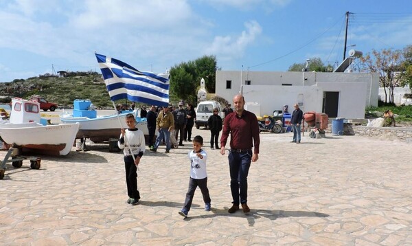 Η συγκινητική παρελάση των Αρκιών - Ο δάσκαλος, οι δύο μοναδικοί μαθητές και οι ελάχιστοι κάτοικοι