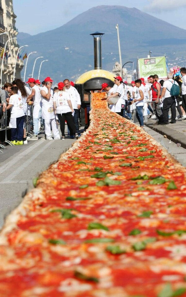 Η Νάπολη έφτιαξε τη μεγαλύτερη πίτσα στον κόσμο και μπήκε στο Γκίνες