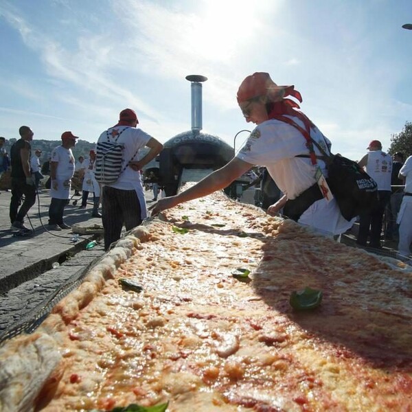 Η Νάπολη έφτιαξε τη μεγαλύτερη πίτσα στον κόσμο και μπήκε στο Γκίνες