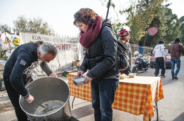 ΑΠΟΣΤΟΛΗ/ Mιλώντας με τους Μυτιληνιούς που βοήθησαν τους πρόσφυγες στην πιό δύσκολη ώρα της ζωής τους