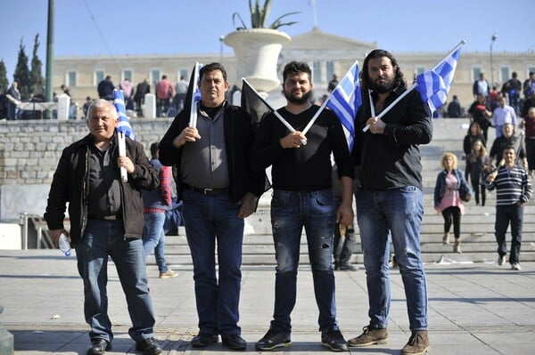 Τρεις ώρες με τους οργισμένους αγρότες στο Σύνταγμα, με λύρες, μπινελίκια και σουβλάκια