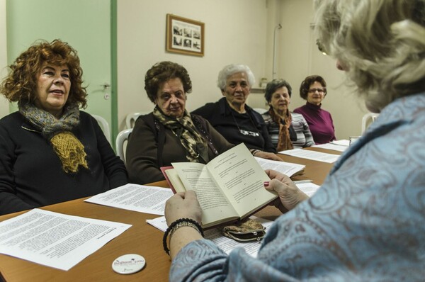 Μία ομάδα εθελοντών στη Θεσσαλονίκη διαβάζει λογοτεχνία σε αυτούς που αδυνατούν