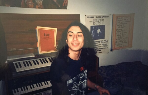 Ο Bob Katsionis κάνει μια βουτιά στο παρελθόν του