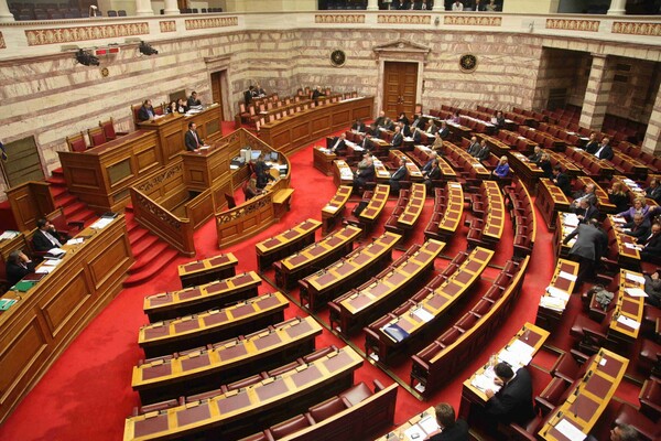 Ξεκίνησε στη Βουλή η συζήτηση για την ανακεφαλαιοποίηση των ελληνικών τραπεζών