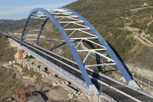 Παραδόθηκε στην κυκλοφορία η τοξωτή γέφυρα Τσακώνας