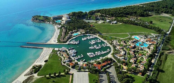 Αυτό είναι το ελληνικό resort που βρίσκεται στο Top 5 των καλύτερων προορισμών για οικογένειες παγκοσμίως