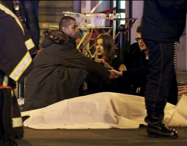 Ο θάνατος, η σύγχυση, ο παραλογισμός: 13 φωτογραφίες από τις επιθέσεις στο Παρίσι
