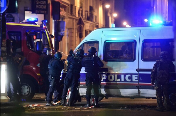 Ο θάνατος, η σύγχυση, ο παραλογισμός: 13 φωτογραφίες από τις επιθέσεις στο Παρίσι