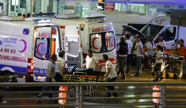 12 φωτογραφίες από την τρομοκρατική επίθεση στο αεροδρόμιο Ατατούρκ της Κωνσταντινούπολης