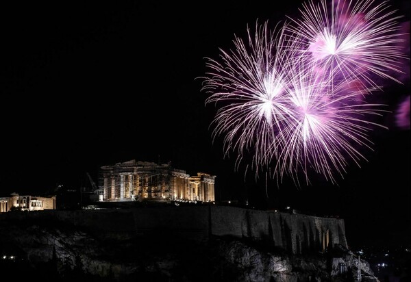 15 εντυπωσιακές εικόνες από τα εκατοντάδες βεγγαλικά που φώτισαν τον Αττικό ουρανό και την Ακρόπολη