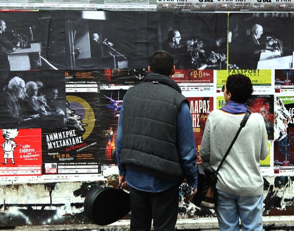 Στο νέο του πρότζεκτ ο Στέφανος Τσιβόπουλος καταπιάνεται με την Πλατεία Συντάγματος