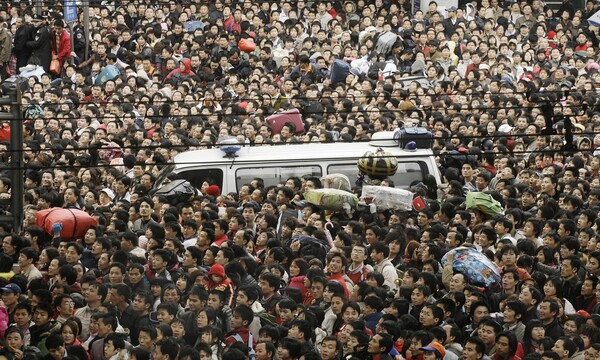 To απόλυτο χάος για ένα εισιτήριο τρένου στη Κίνα