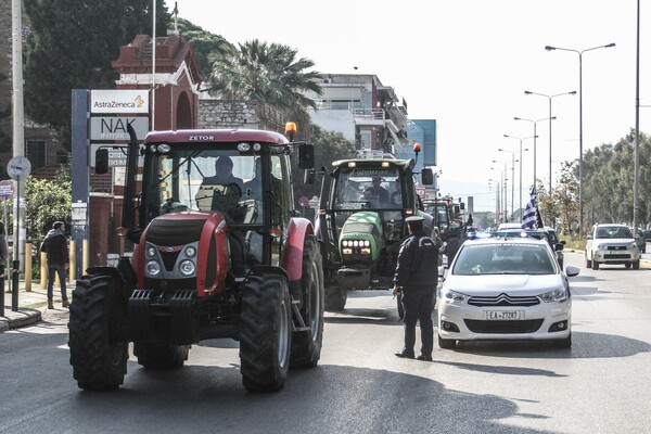 Oι αγρότες δίνουν συνέντευξη για να εξηγήσουν γιατί έρχονται στην Αθήνα