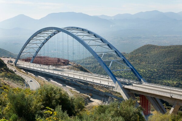 Παραδόθηκε στην κυκλοφορία η τοξωτή γέφυρα Τσακώνας