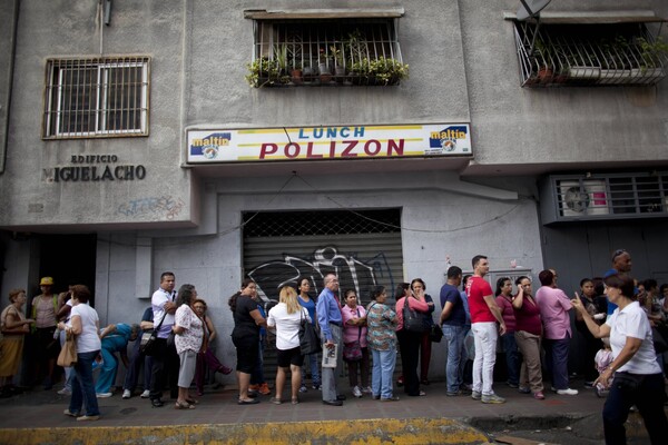 Τα μπέργκερ στη Βενεζουέλα κοστίζουν πλέον πάνω από 150 ευρώ