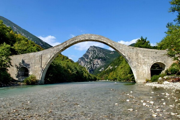 Ξεκινούν οι εργασίες για την αποκατάσταση του γεφυριού της Πλάκας