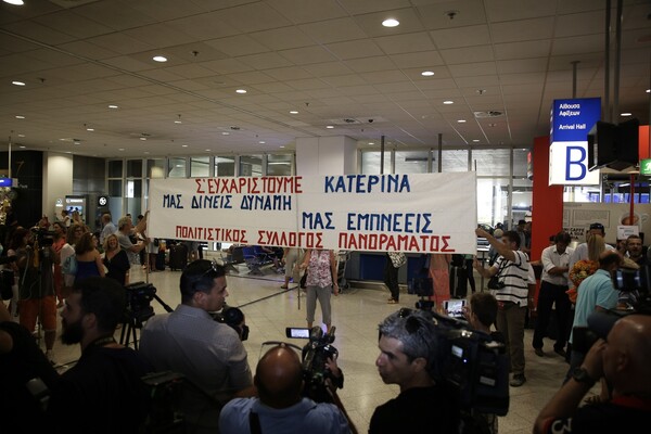 Στην Αθήνα η "χρυσή" Κατερίνα Στεφανίδη - Θερμή υποδοχή στο αεροδρόμιο