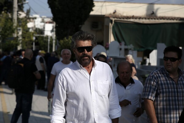 Ηθοποιοί και φίλοι είπαν το τελευταίο «αντίο» στον Ανδρέα Μπάρκουλη