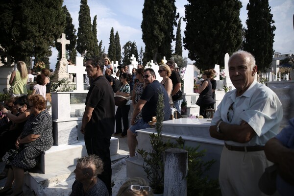 Ηθοποιοί και φίλοι είπαν το τελευταίο «αντίο» στον Ανδρέα Μπάρκουλη